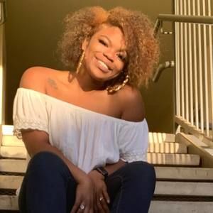 Meet your Posher, Larissa